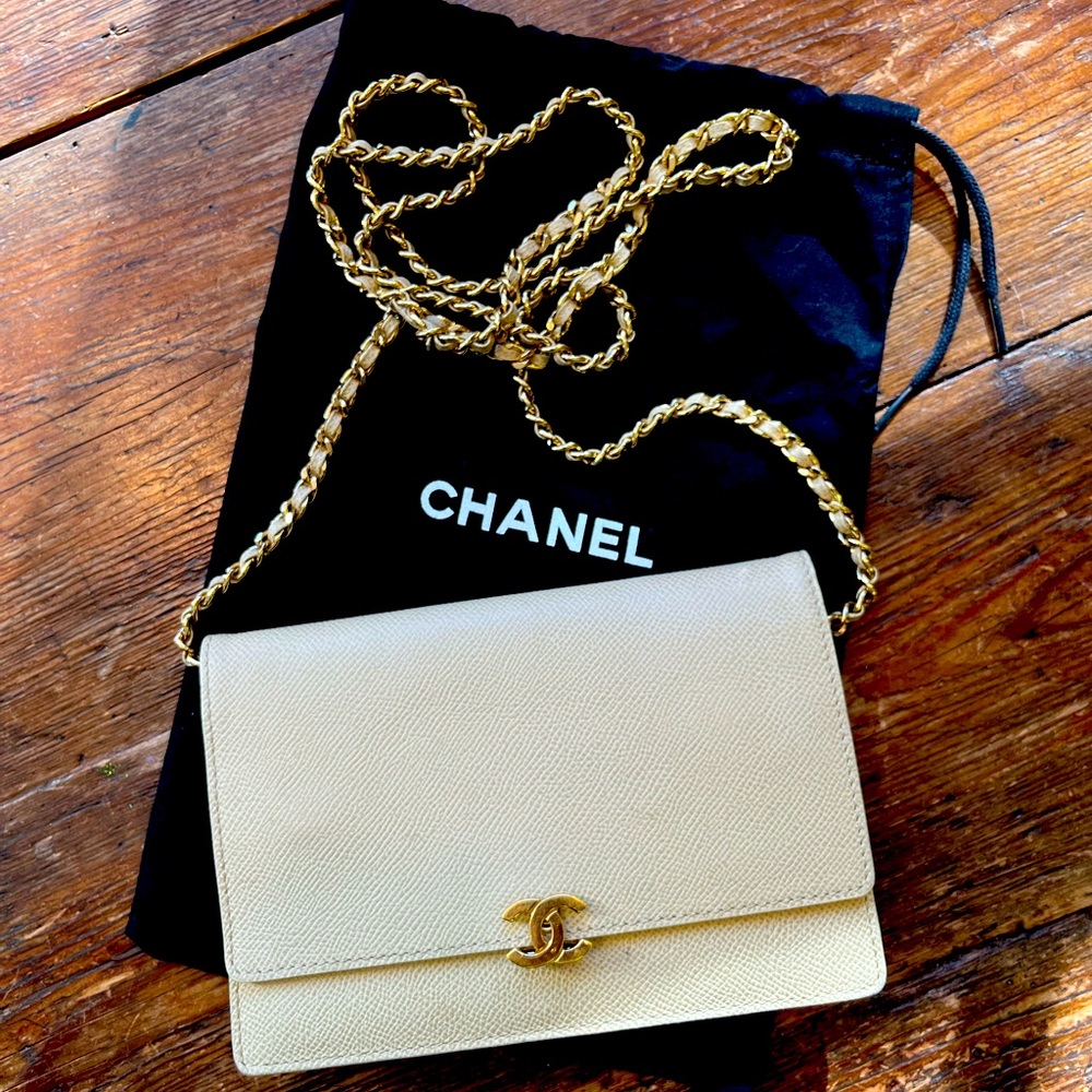 Authentic Chanel Vintage CC leather off white cream (caviar) wallet, gold chain